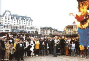 Crémation du roi sur la plage en 2003 (col. Goëlau)